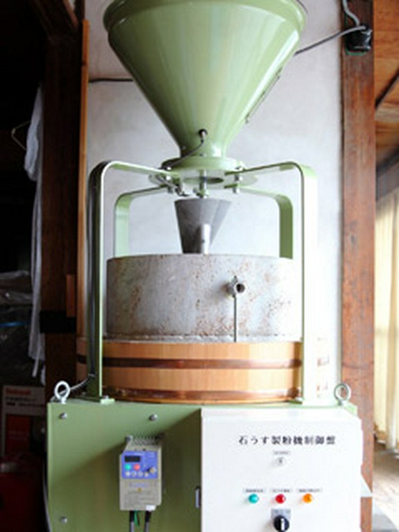 こだわり石臼（蟻巣石）