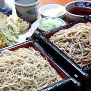 通常の二八蕎麦と田舎蕎麦の組み合わせです。