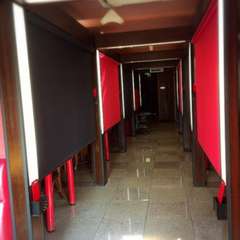 扉付のソファー席で