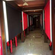 扉の付いたソファー席が4席あります。ほかのテーブル席にはロールスクリーン設置。なのでどこでも｢個室｣空間があります。