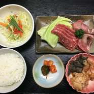 塩タン、カルビ、ホルモン、キャベツ、サラダ、ご飯、キムチ