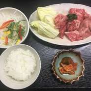 塩タン、カルビ、ロース、キャベツ、サラダ、ご飯、キムチ