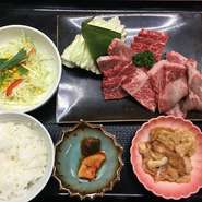 塩タン、上ロース、カルビ、カイノミ、テッチャン、キャベツ、サラダ、ご飯、キムチ