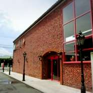 車椅子の方やベビーカーのまま入札頂けます。
テーブル席。ロールスクリーン設置。ソファー席の個室あり。