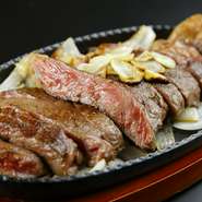 サシと赤身のバランスが良い肉を使用しているため、霜降り肉でもあっさりと、上品な味わいが堪能できます。柔らかく、良質な脂の甘みが口の中に広がる絶品ステーキ。まずは、刻みわさびと紅塩だけで召し上がれ。