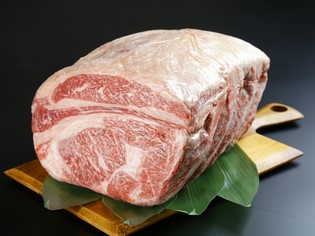 ステーキには、好みに合わせて選べる4種類の厳選した牛肉を用意