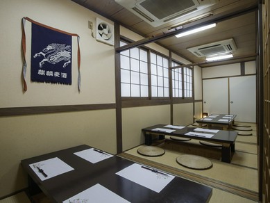 木の温もりが感じられる落着いた店内
