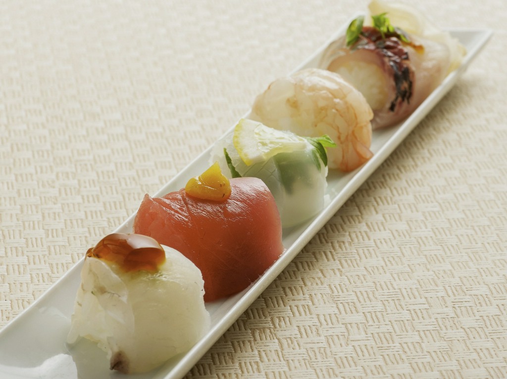 「本日のにぎり」は、手まりサイズの可愛らしい一品。