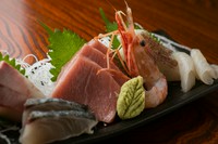 ハーフサイズ：880円
本まぐろ、ぶり、カンパチ、シマアジなど、その日により入荷が違います。
おひとり様や少人数でお楽しみいただきやすいハーフサイズをご用意いたしました。