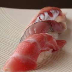 日本橋交差点ほど近くに佇む寿司割烹。季節の食材をどうぞ。