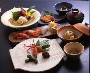 前菜・お造り・焼物等からにぎり寿司・デザートまでのコースです。 ご接待ご会食などにお勧めです。