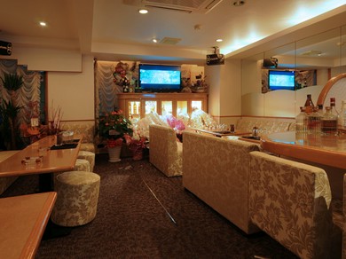 あたたかな照明の下で、ゆっくりとくつろぎの時間…。