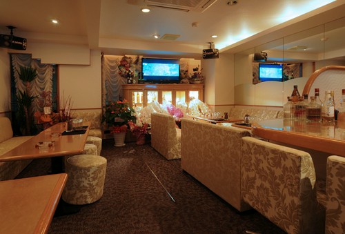 あたたかな照明の下で、ゆっくりとくつろぎの時間…。