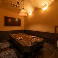 街中でくつろげる温かみのある空間で、【蛍槍】の料理と酒で癒しのひと時をお過ごしください。