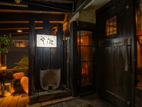 当店では、四季折々の高知の食材を和の空間にて、気負わず、気取らず、のんびりとお楽しみいただけます。是非、とれたての土佐の旬を当店にてお楽しみ下さいませ。