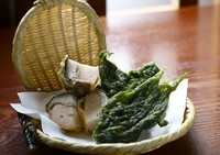 写真は、原木しいたけの海老真薯揚げと、四万十川の青さのり天ぷら