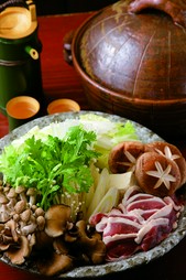 2時間飲み放題付きの、季節限定のお鍋をメインに、「蛍槍」の素朴な料理の数々を楽しめるコースです。