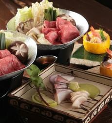 和牛のすき焼きをメインに、「蛍槍」の素朴な料理の数々を楽しめるお料理コースです。