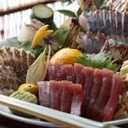 早朝、市場に出向いて吟味する土佐獲れ鮮魚の数々、早朝の街路市で地元農家から入手する、取れたて新鮮な露地野彩たち。