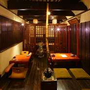 漆喰の白壁に、太い梁を渡した高い天井。