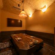 お客様が周りを気にすることなく、ゆったりと過ごせる落ち着いた和室の個室をご用意しております。旨い酒を旨い料理で楽しいひと時をお過ごしください。