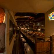 目の前で作られる料理の数々を眺めながら、ゆっくりと過ごせるカウンター席。温かみのある樹のカウンターがほっこりとした気分にさせてくれます。