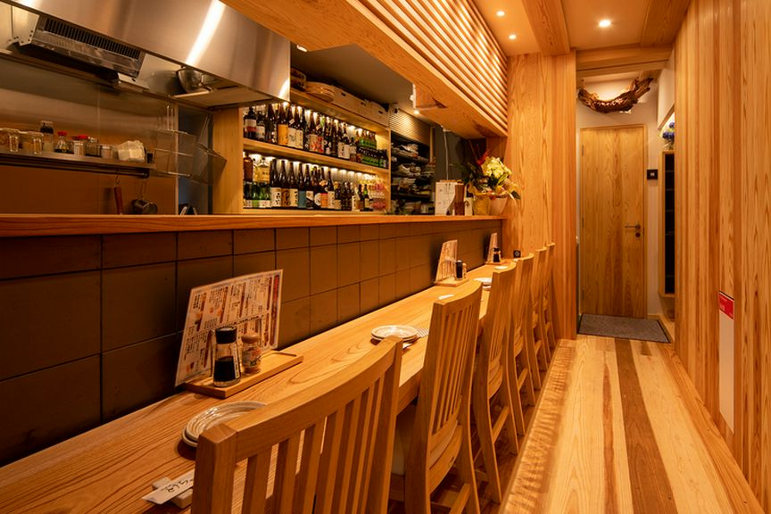 木の香るカウンターで、旨い料理と酒が楽しめる店です。