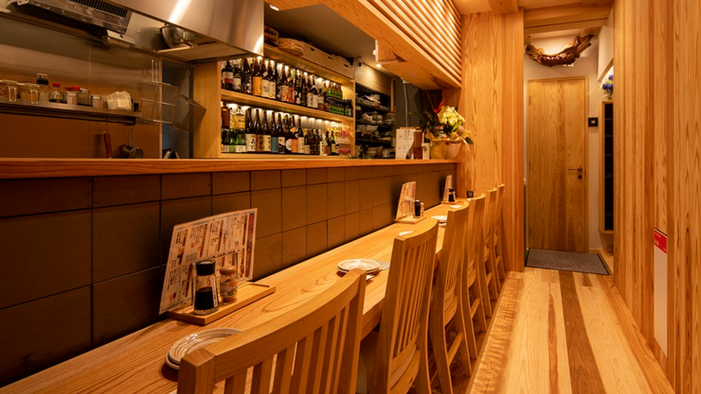 木の香るカウンターで、旨い料理と酒が楽しめる店です。