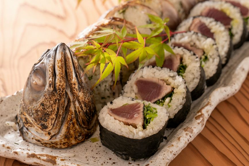 炙りサバ姿寿司 2200円／土佐巻 1500円