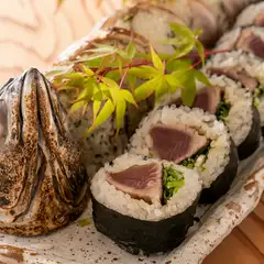 炙りサバ姿寿司 2200円／土佐巻 1500円