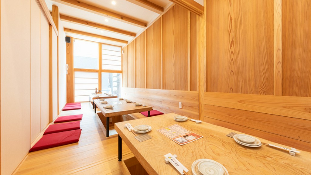 二階の最大16人まで宴会可能な掘りごたつ席