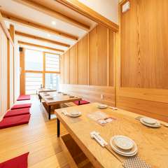 二階の最大16人まで宴会可能な掘りごたつ席