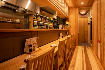 木の香るカウンターで、旨い料理と酒が楽しめる店