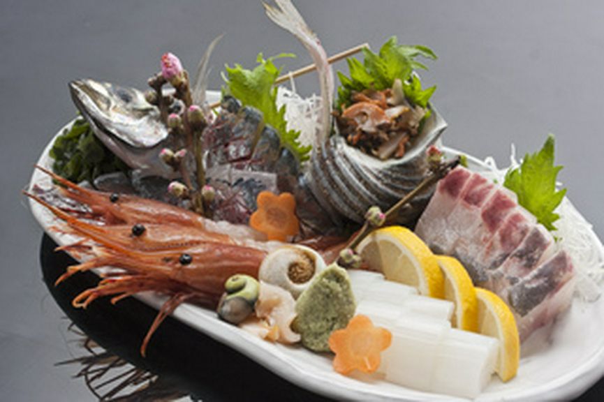瀬戸内の旬の魚貝料理をお楽しみ下さい（写真は刺身盛り合わせ）