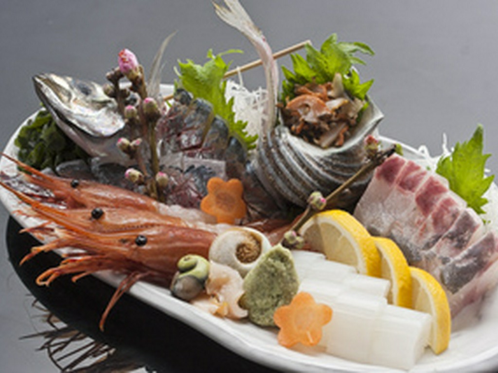 瀬戸内の旬の魚貝料理をお楽しみ下さい（写真は刺身盛り合わせ）