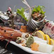 瀬戸内の旬の魚貝料理をお楽しみ下さい（写真は刺身盛り合わせ）