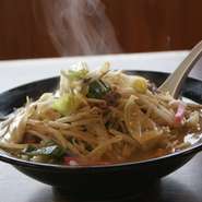 お気付きですか？　ちゃんぽんが春色になってます！　九州産キャベツに玉ねぎ！　
淡い色合いと甘みは今だけ！　年に一度の春ちゃんぽん！　是非、ご賞味あれ！