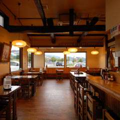 一人でもフラリと入れるお店です。