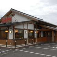 明日香のちゃんぽんはベースは豚骨！　野菜の旨味がスープに吸い出されているかの様で旨い！　お昼時は広い駐車場も車でイッパイ…

佐賀大和インター降りてスグ！　佐賀に来た際はお店にお立ち寄り下さい。