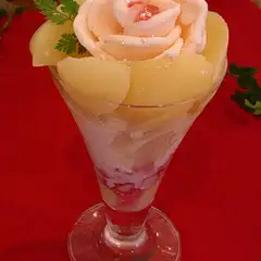 生の白桃とバラのアイスのコラボスイーツ　”　ピーチローズ　”