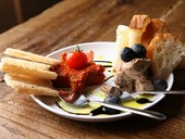 ドライトマトのパテと地鶏レバーパテの『合い盛り』