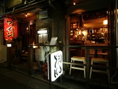 大きなワインの赤提灯が目印です。