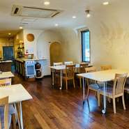 Cafe & Diningさくらは奥河口湖地域にあり、駅周辺とは違った静かな河口湖を楽しめます。テラス席からは湖が見え、ドライブの休憩にぴったりです。おいしい料理とお茶でおもてなしいたします。