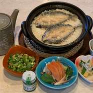 富士山麓の新鮮な鱒を使い、米粉でカラッと揚げた後、出汁で炊き込んだご飯です。旬な食材を使用した副菜が3品セットとなった贅沢なメニューです。