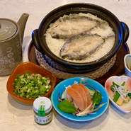 富士山麓の新鮮な鱒を使い、米粉でカラッと揚げた後、出汁で炊き込んだご飯です。鱒は姫鱒を使用しております。
