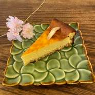 レモンの風味をしっかり感じる爽やかなベイクドチーズケーキです。＋100円でホイップクリームが付けられます。