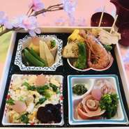 季節の食材を使った豪華な懐石料理のランチセットです。