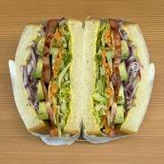 新鮮野菜がたっぷり入った目にも体にもうれしいサンド