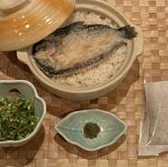 当店自慢の富士まぶしがご自宅で楽しめます！
土鍋で炊き上げた富士まぶしと薬味・辛味が付いているため、出汁を温めるだけで完成です。
※お電話にて予約を承っております。受け取り希望の2時間前にご連絡下さい。