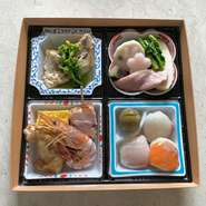 松花堂ランチをお弁当につめたメニューです。法事やお土産、家族のお祝い事など様々な行事に対応させていただきます。